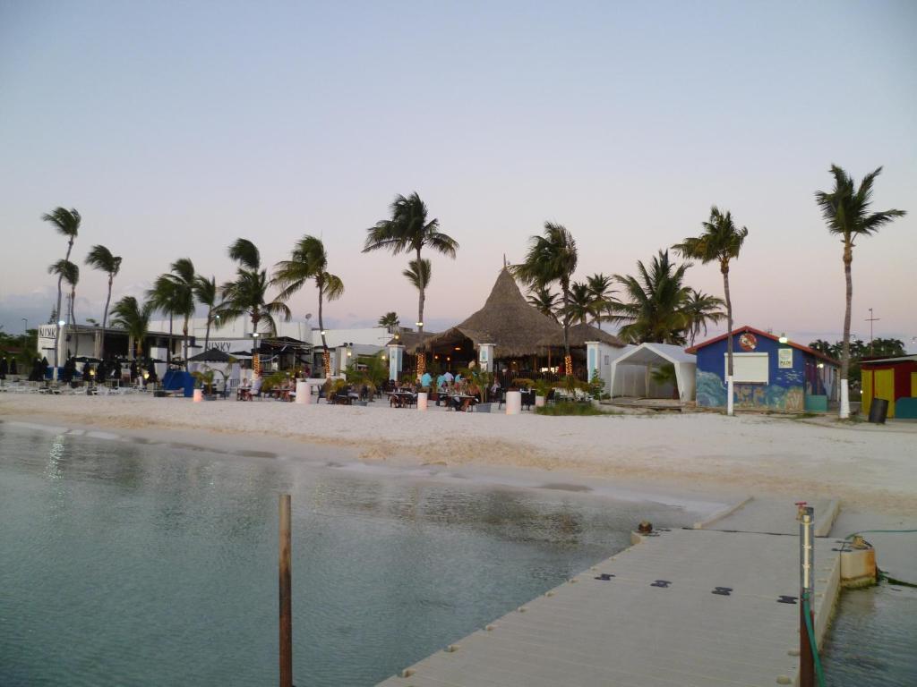 Flamboyant Garden Villas Oranjestad Esterno foto